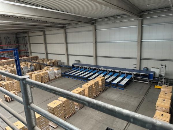 Kleiner „Sorter“ mit 12 Zielen, von AMI mit Fördertechnikanlage Overbeck inkl. Scanner, Steuerung, Waage, Kurven, Steigförderer, Gurtförderer, etc – Bild 61