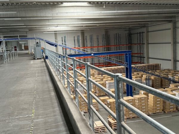 Kleiner „Sorter“ mit 12 Zielen, von AMI mit Fördertechnikanlage Overbeck inkl. Scanner, Steuerung, Waage, Kurven, Steigförderer, Gurtförderer, etc – Bild 62