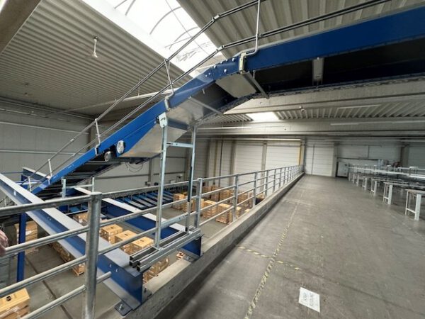 Kleiner „Sorter“ mit 12 Zielen, von AMI mit Fördertechnikanlage Overbeck inkl. Scanner, Steuerung, Waage, Kurven, Steigförderer, Gurtförderer, etc – Bild 64