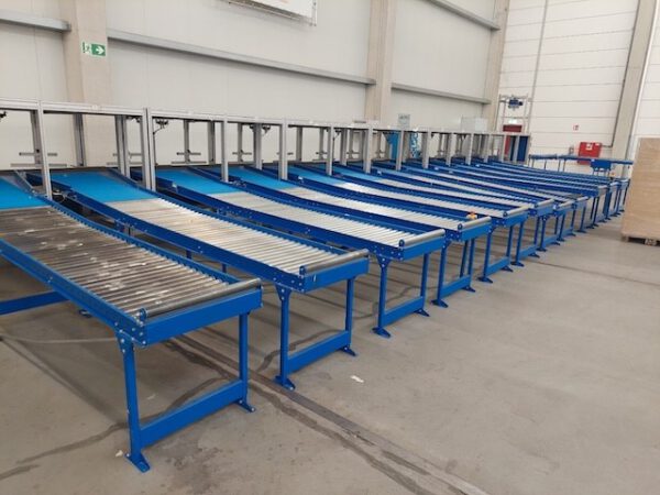 Kleiner „Sorter“ mit 12 Zielen, von AMI mit Fördertechnikanlage Overbeck inkl. Scanner, Steuerung, Waage, Kurven, Steigförderer, Gurtförderer, etc – Bild 68