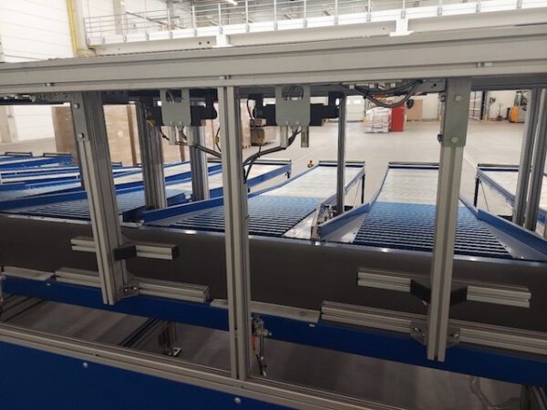 Kleiner „Sorter“ mit 12 Zielen, von AMI mit Fördertechnikanlage Overbeck inkl. Scanner, Steuerung, Waage, Kurven, Steigförderer, Gurtförderer, etc – Bild 71