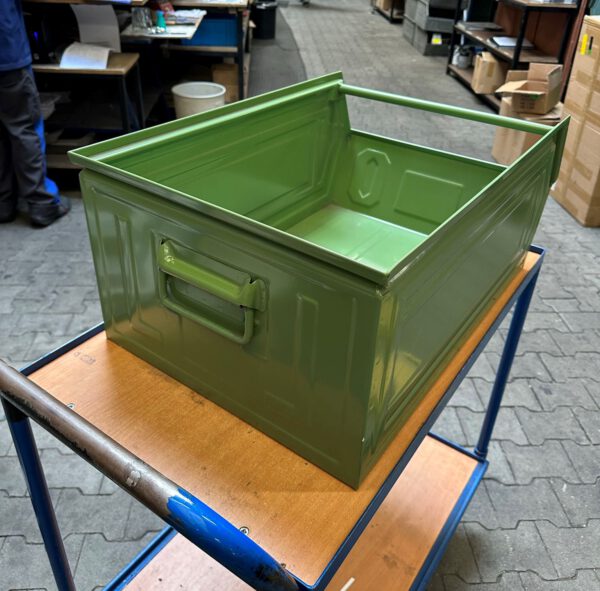 4.900 Stück Sichtlagerstapelkisten, Metall, ähnlich Typ: 14/7-1, ca. 720 x 448x 295mm und Typ: 14/7-2 l 50 x 30 x 20cm, mit Tragstab – Bild 2