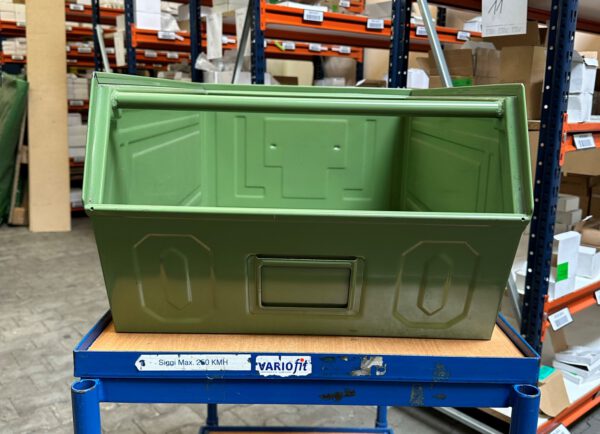 4.900 Stück Sichtlagerstapelkisten, Metall, ähnlich Typ: 14/7-1, ca. 720 x 448x 295mm und Typ: 14/7-2 l 50 x 30 x 20cm, mit Tragstab – Bild 3