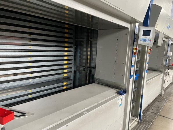 7 Stück Liftsysteme, Megamat, 319kg / Tablar, ca. 11,16m hoch (die Gerätehöhe kann ohne großen Aufwand gekürzt werden), Tablargröße: ca. 2,04m x 0,61m, inkl. Laserpointer lagertechnik