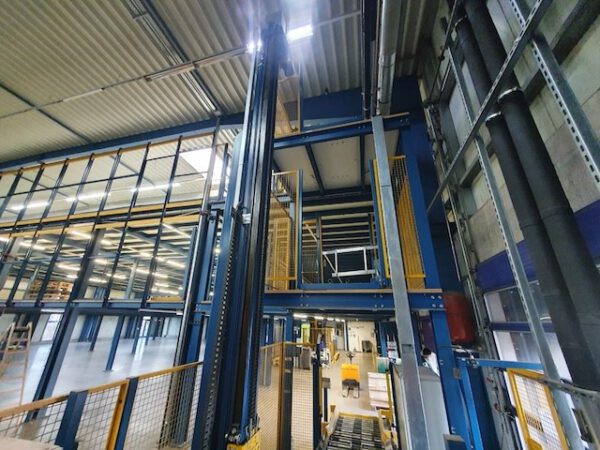 Palettenaufzug / Palettenheber mit Kette passend zu der angetriebenen Palettenfördertechnik (wird aber auch separat verkauft) – Bild 3