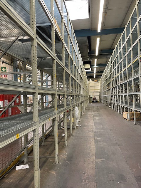 Palettenregal mit Gitterrosten für Paletten oder Gitterboxen zur Quereinlagerung, 5,50m hoch, Torri, 2.000kg / Palette, ca. 1.048 Stellplätze lagertechnik