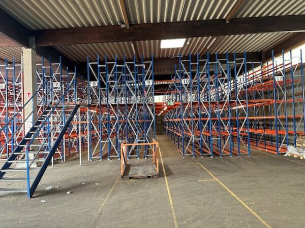 Reifenregalanlage, ca. 2.800 Räder / Reifen, über 400m2 Grundfläche