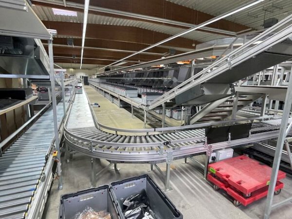 Split Tray Sorter (Dual-Split) / Fallklappensorter / Bombay Sorter, 270 Ziele, inkl. Fördertechnik, Teleskopgurtförderer, – Bild 11