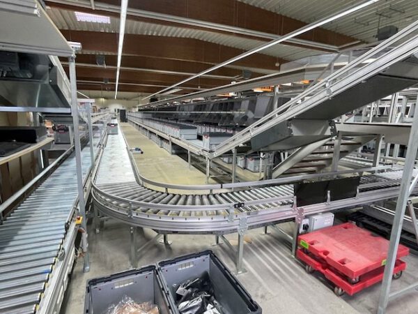 Split Tray Sorter (Dual-Split) / Fallklappensorter / Bombay Sorter, 270 Ziele, inkl. Fördertechnik, Teleskopgurtförderer, lagertechnik