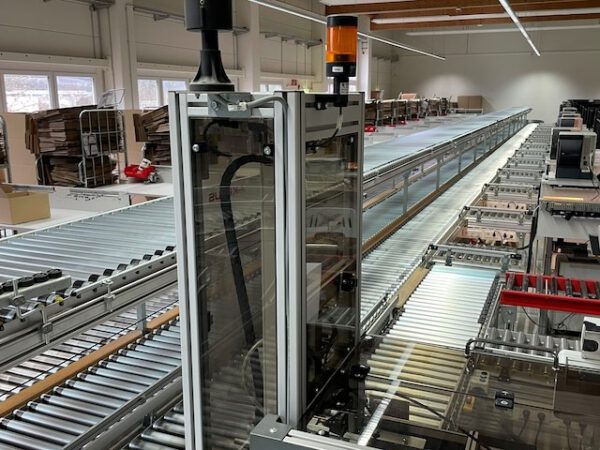 Split Tray Sorter (Dual-Split) / Fallklappensorter / Bombay Sorter, 270 Ziele, inkl. Fördertechnik, Teleskopgurtförderer, – Bild 17