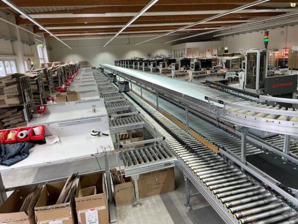 Split Tray Sorter (Dual-Split) / Fallklappensorter / Bombay Sorter, 270 Ziele, inkl. Fördertechnik, Teleskopgurtförderer, – Bild 22