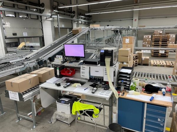 Split Tray Sorter (Dual-Split) / Fallklappensorter / Bombay Sorter, 270 Ziele, inkl. Fördertechnik, Teleskopgurtförderer, – Bild 23
