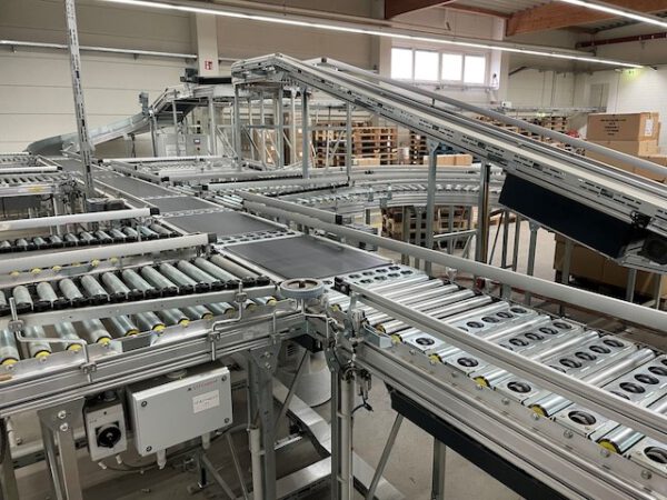 Split Tray Sorter (Dual-Split) / Fallklappensorter / Bombay Sorter, 270 Ziele, inkl. Fördertechnik, Teleskopgurtförderer, – Bild 25