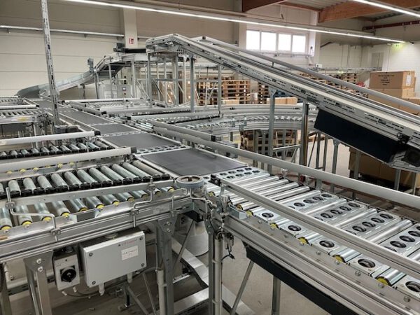 Split Tray Sorter (Dual-Split) / Fallklappensorter / Bombay Sorter, 270 Ziele, inkl. Fördertechnik, Teleskopgurtförderer, lagertechnik