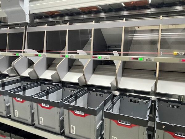 Split Tray Sorter (Dual-Split) / Fallklappensorter / Bombay Sorter, 270 Ziele, inkl. Fördertechnik, Teleskopgurtförderer, – Bild 3