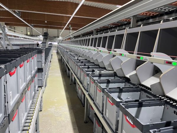 Split Tray Sorter (Dual-Split) / Fallklappensorter / Bombay Sorter, 270 Ziele, inkl. Fördertechnik, Teleskopgurtförderer, – Bild 6
