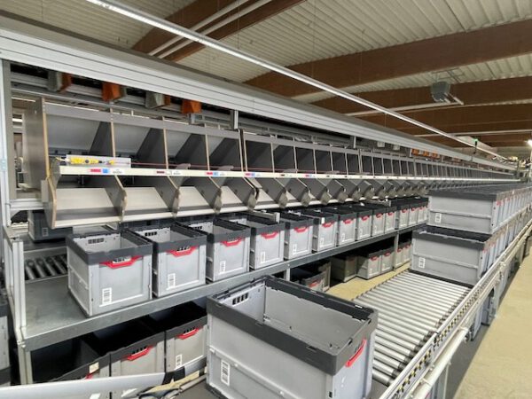Split Tray Sorter (Dual-Split) / Fallklappensorter / Bombay Sorter, 270 Ziele, inkl. Fördertechnik, Teleskopgurtförderer, – Bild 7