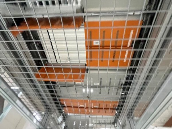Split Tray Sorter (Dual-Split) / Fallklappensorter / Bombay Sorter, 270 Ziele, inkl. Fördertechnik, Teleskopgurtförderer, – Bild 8