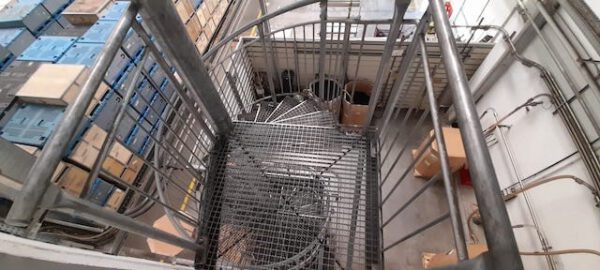 Spindeltreppe, Wendeltreppe Fluchttreppen, feuerverzinkt, 6,30m hoch, mit 1 Podest – Bild 3