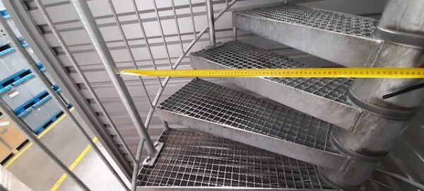 Spindeltreppe, Wendeltreppe Fluchttreppen, feuerverzinkt, 6,30m hoch, mit 1 Podest – Bild 5