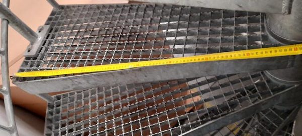 Spindeltreppe, Wendeltreppe Fluchttreppen, feuerverzinkt, 6,30m hoch, mit 1 Podest – Bild 6
