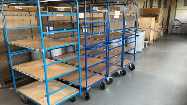 4 Etagenwagen, ca. 1,20m x 0,70m x 1,88m