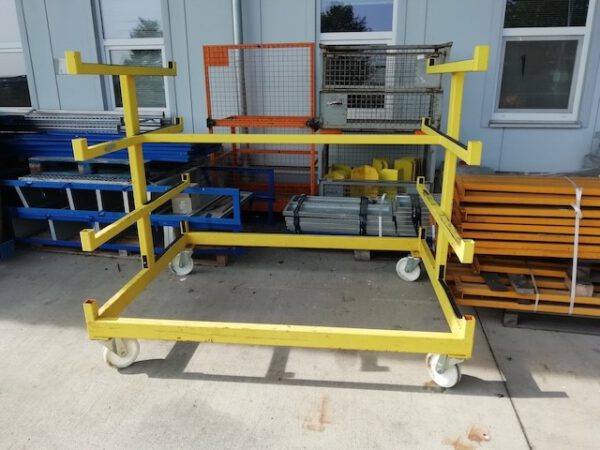 2 seitiger Transportwagen mit 4 Kragarmebenen pro Seite und 2 Stützen