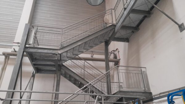 Treppe / Treppenhaus, feuerverzinkt, ca. 6,30m hoch