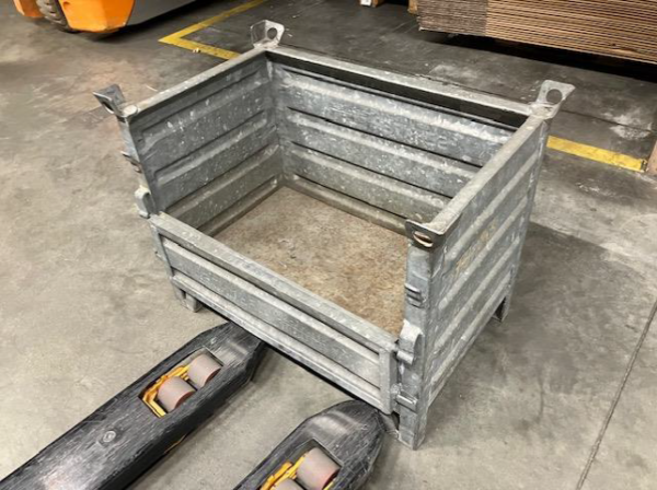 ca. 120 Stück Transportbehälter Typ 856 K,  / Metallbehälter, Stapelbehälter 86 x 55 x 66 cm, mit halbhoher Klappe auf der langen Seite, mit Kranösen, – Bild 3