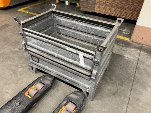 ca. 120 Stück Transportbehälter Typ 856 K,  / Metallbehälter, Stapelbehälter 86 x 55 x 66 cm, mit halbhoher Klappe auf der langen Seite, mit Kranösen,