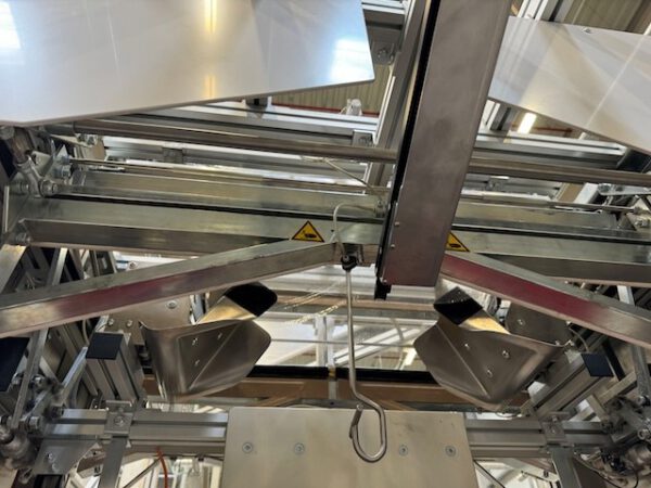 Vollautom. Verpackungsmaschine für Hängetextilien, Polypack -Vollautomat, 40XS mit bis zu 500 Vp/h, inkl. Zuführstrecke für Hängetextil – Bild 2