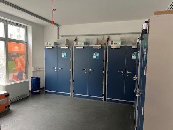 19 Stück Priorit, Batterieschränke mit integrierter Feuerlöschanlage, Sicherheitsschrank zum Lagern und Laden von Lithium-Ionen-Akkus