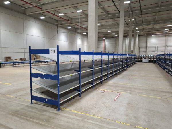 80 Felder Schrägboden-Fachbodenregale, ca. 1,30m x 1m, Rahmenhöhe ca. 2m – Bild 2