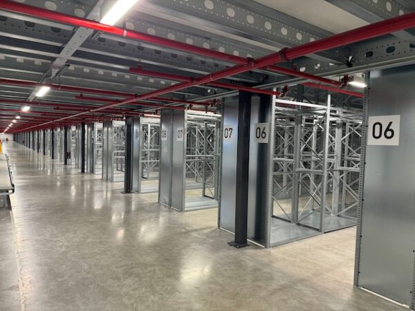 Fachbodenregale, Rauscher, verschiedene Rahmenhöhen, über 400 Felder in Höhe 2,50m, Fachböden 1m x 0,60m