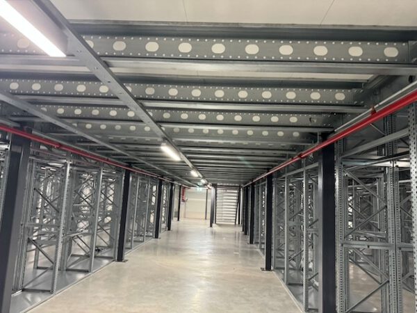 Fachbodenregale, Rauscher, verschiedene Rahmenhöhen, über 400 Felder in Höhe 2,50m, Fachböden 1m x 0,60m – Bild 3