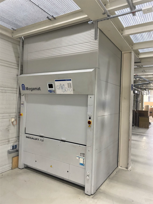 Liftsysteme, Megamat, Höhe 5,70m, ca. 318kg / Tablar, Maße pro Tablar: ca. 1,60m x 0,8m – gebraucht -:
