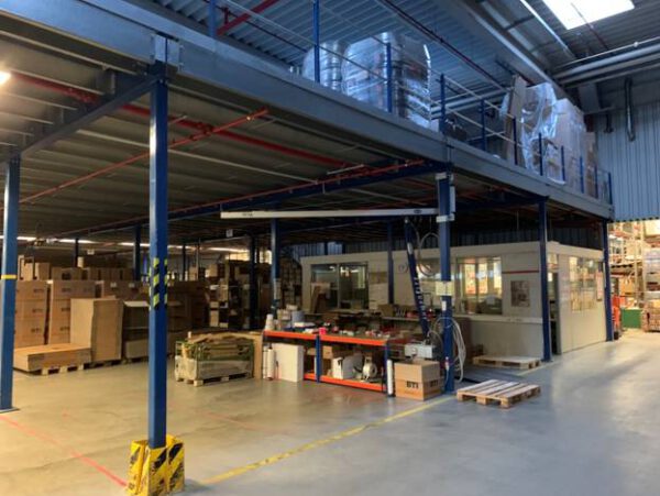 Stahlbau – Lagerbühneanlage (Galerie, Lagerebene), 500kg/m2, ca. 2.100m2 – gebraucht - :