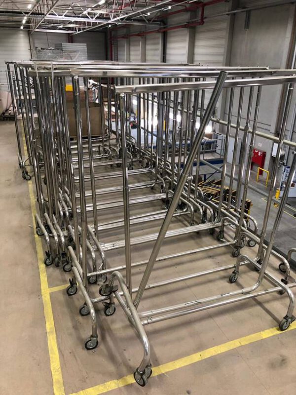 250 - 300 Stück rollbare Textilständer, bzw. Kleiderstange auf Rollen, höhenverstellbar – gebraucht - :