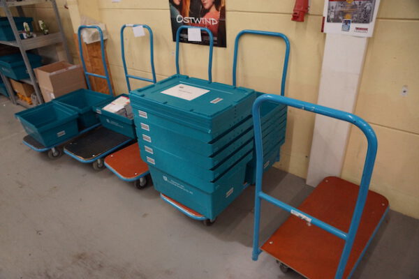 20 Stück diverse Plattformwagen, Rollwagen, Magazinwagen, Stirnwandwagen, blau, etc. - gebraucht - :