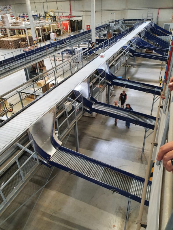 Große Fördertechnikanlage ca. 700m Fördertechnik, inkl. Schuhsorter, Ambaflex Höhenförderer, Packplätzen, Waagen, Scanner, Ersatzteilpaket, Scherenrollenbahnen, etc. - gebraucht - :