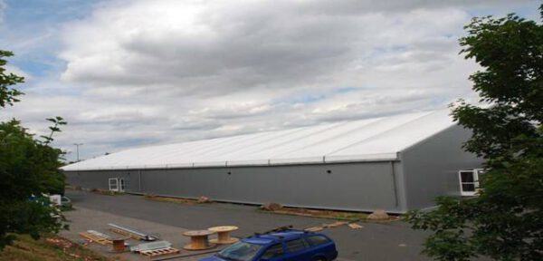 Hochwertige Lorsberger Alu-Leichtbau / Lagerhalle mit viel Ausstattung, 2.100m2 , Schneelast 1,00 kN/m² (75 kg), inkl. 2 x Bürocontainer, 2 x Sanitärcontainer, Fäkalientank, Heizung. etc. - gebraucht - : 
