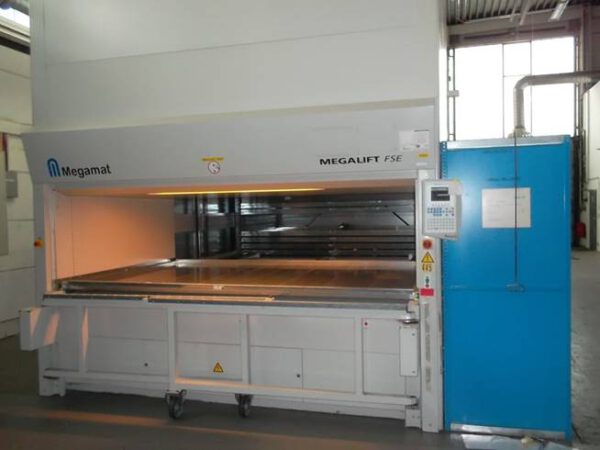 Lagerlift mit extrem großen Tablaren (1,89m x 3m), Megamat, 220kg Tablarzuladung, Gerätehöhe ca. 7,48m, ca. 21 Tablare – gebraucht - :