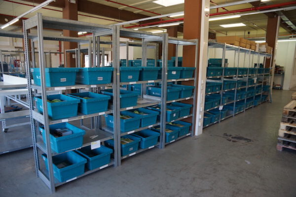 Fachbodenregale mind. 86 Felder, Fachböden ca. 1,30m und 1m x 0,50m - gebraucht - :