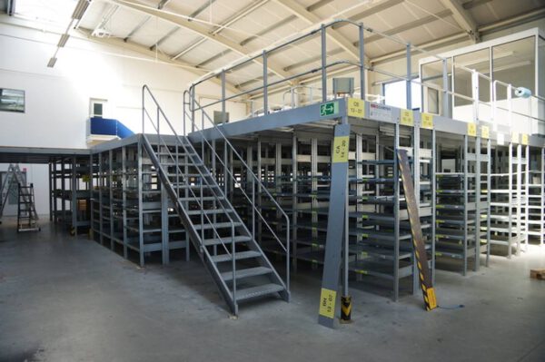 Fachbodenregalanlage mit Freifläche im OG, SSI Schäfer, R3000, Grundfläche ca. 167m2 – gebraucht - :