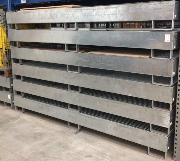 57 Stück Stahlauffangwannen, Gefahrstoffwannen, ideal für den Einsatz bei Palettenregalen im Standartmaß Traversenlänge 2,70m, Platz für 3 Europaletten - gebraucht - :