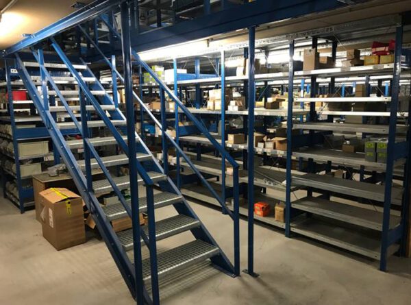 Fachbodenregalanlage mit Bühnenfläche, Meta, ca. 325m2, – gebraucht - :