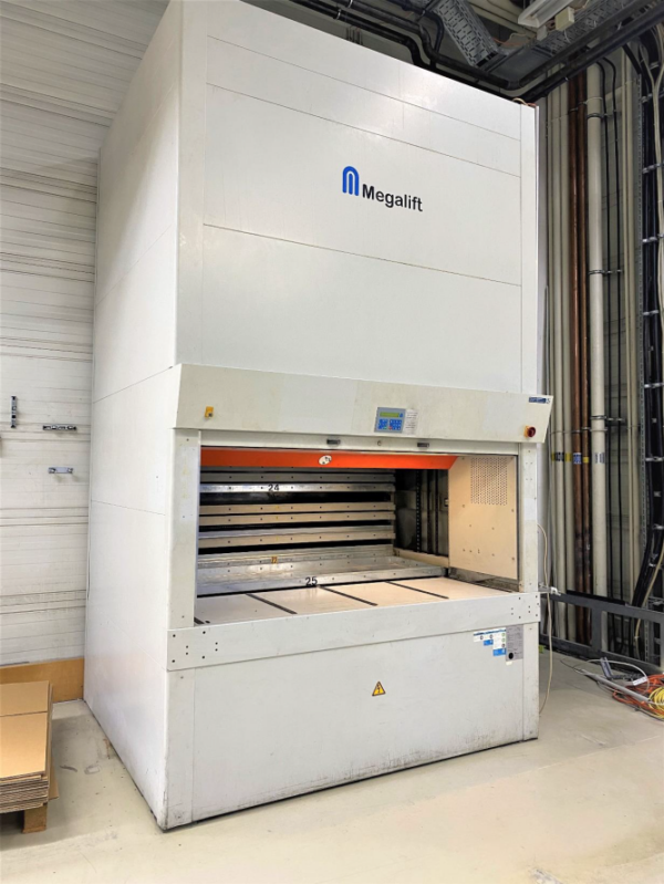 Liftsysteme, Megamat, Höhe 4m, ca. 215kg / Tablar, Maße pro Tablar: 2m x 0,612m – gebraucht -: