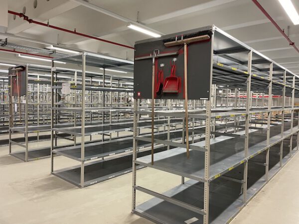 Stabile Fachbodenregale, gesamt ca. 1.500 bis 1.800 Felder (aktuell ca. 490 Felder), Gemac, dieses System kommt ohne Spannkreuze aus, Rahmenhöhe: 2,48m, Fachböden: 1,20m x 1,30m, 130kg / Ebene – gebraucht - :