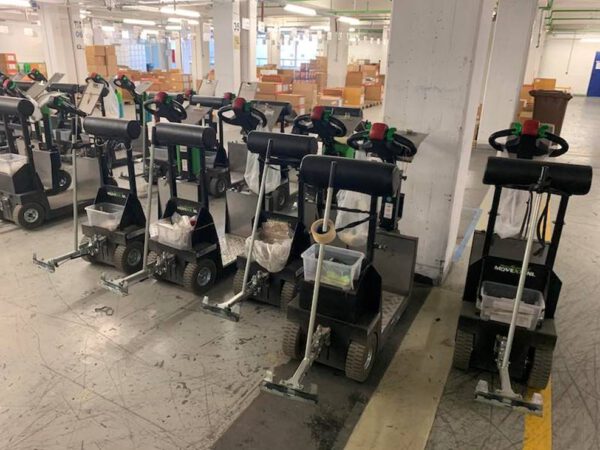 32 Stück Steh-Mitfahr-Schlepper / Ziehhilfen, Movexx, T1000 Plattform mit Wanzl-Kupplung und Li-Ionen Akku - gebraucht - :