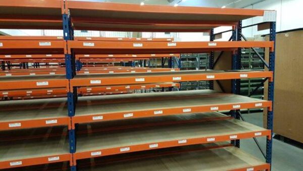 152 Felder Weitspannregale, ca. 2,10m hoch, mit 6 Ebenen mit Holzböden, Tiefe ca. 65cm – gebraucht - :